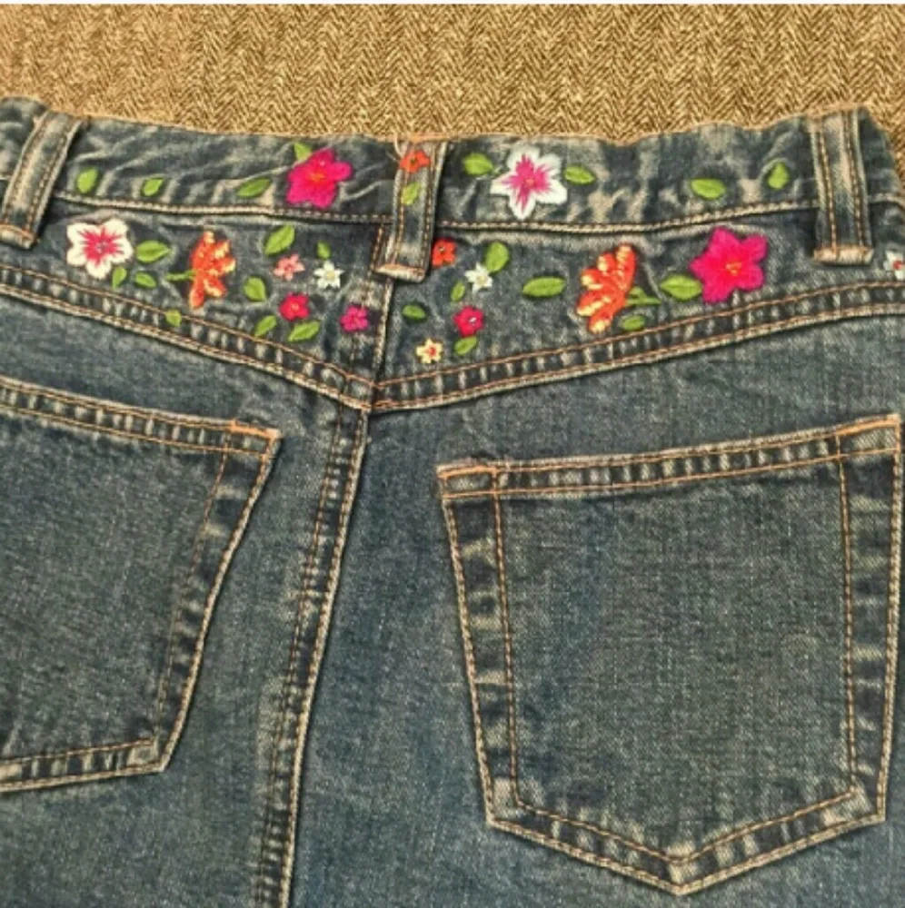 GAP denim skirt w/floral embroidery